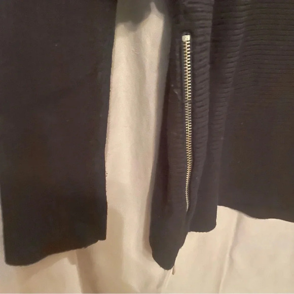 roz & Ali black crew neck sweater size medium side zip accent - Picture 4 of 4